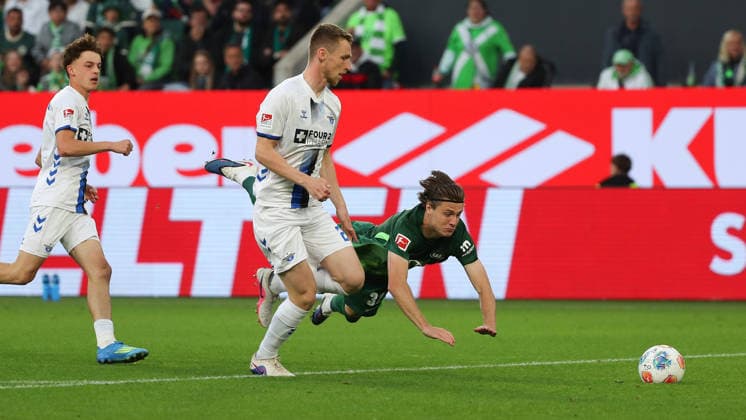 VfL vs. Paderborn, Relegation Wolfsburg, 21.05.2026, Fußball, Herren, Relegation, Saison 2025 2026, VfL Wolfsburg vs. SC Paderborn 07: Tjark Scheller (SC Paderborn), Mattias Svanberg (VfL Wolfsburg) (DFL DFB REGULATIONS PROHIBIT ANY USE OF PHOTOGRAPHS as IMAGE SEQUENCES and or QUASI-VIDEO) Volkswagen Arena Niedersachsen Deutschland