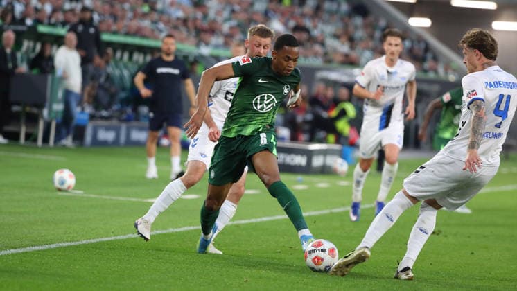 VfL vs. Paderborn, Relegation Wolfsburg, 21.05.2026, Fußball, Herren, Relegation, Saison 2025 2026, VfL Wolfsburg vs. SC Paderborn 07: SaÃ«l Kumbedi (VfL Wolfsburg), Calvin Brackelmann (SC Paderborn) (DFL DFB REGULATIONS PROHIBIT ANY USE OF PHOTOGRAPHS as IMAGE SEQUENCES and or QUASI-VIDEO) Volkswagen Arena Niedersachsen Deutschland