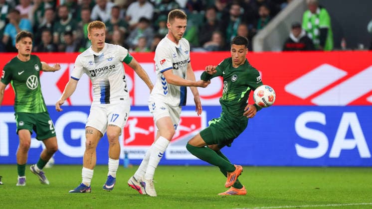 VfL vs. Paderborn, Relegation Wolfsburg, 21.05.2026, Fußball, Herren, Relegation, Saison 2025 2026, VfL Wolfsburg vs. SC Paderborn 07: Tjark Scheller (SC Paderborn), Adam Daghim (VfL Wolfsburg) (DFL DFB REGULATIONS PROHIBIT ANY USE OF PHOTOGRAPHS as IMAGE SEQUENCES and or QUASI-VIDEO) Volkswagen Arena Niedersachsen Deutschland