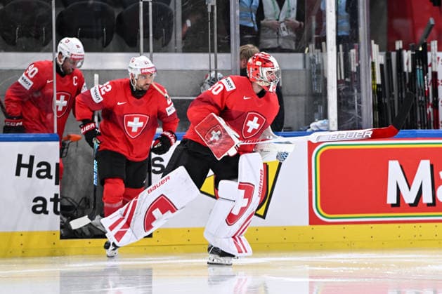 ZURICH, SWITZERLAND - MAY 21: goalkeeper Reto Berra of Switzerland enters the ice for his first game of the tournament during the 2026 IIHF Ice hockey, Eishockey World Championship, WM, Weltmeisterschaft Switzerland game between Switzerland and Great Britain at Swiss Life Arena on May 21, 2026 in Zurich, Zurich. Zurich Swiss Life Arena Zurich Switzerland Copyright: xJustPictures.ch AndreaxBrancax jp-en-EuSpIm-JP7_ANB_Sui_GB_21052026_0768