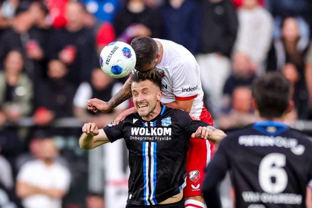 UTRECHT , 21-05-2026 , Stadion Galgenwaard , season 2025 2026 , play-offs for European football , Dutch football Eredivisie , match between Utrecht - Heerenveen , picture shows sc Heerenveen player Dylan Vente and FC Utrecht player Mike Eerdhuijzen compete for the headed ball Utrecht - Heerenveen (play off)  x203867783x Copyright: