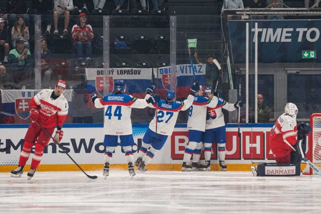 FRIBOURG, FRIBOURG - MAY 21: Slovakia players celebrate with Adam Liska after he scored during the 2026 IIHF World Championship, WM, Weltmeisterschaft Preliminary Round Group B match between Denmark and Slovakia at BCF Arena on May 21, 2026 in Fribourg, Fribourg, Switzerland. Copyright: xLivioxBaeriswylx xSPPx Sportspressphoto_SPR151251