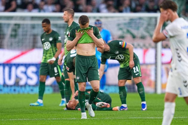 21.05.2026, xydrx, Herren, Fußball, Relegation Hinspiel, 1.Bundesliga, VfL Wolfsburg - SC Paderborn 07, Saison 2025 2026, Volkswagen Arena: Yannick Gerhardt (VfL Wolfsburg, 31) enttäuscht DFB regulations prohibit any use of photographs as image sequences and or quasi-video. Copyright: HMBxMedia YannisxDreimann