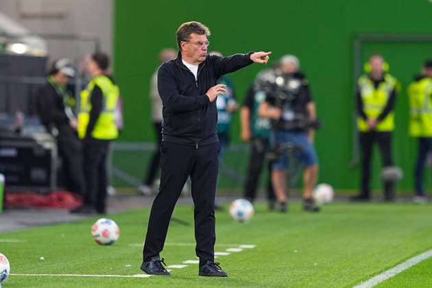 21.05.2026, xydrx, Herren, Fußball, Relegation Hinspiel, 1.Bundesliga, VfL Wolfsburg - SC Paderborn 07, Saison 2025 2026, Volkswagen Arena: Dieter Hecking (Cheftrainer VfL Wolfsburg) gestikulierend DFB regulations prohibit any use of photographs as image sequences and or quasi-video. Copyright: HMBxMedia YannisxDreimann