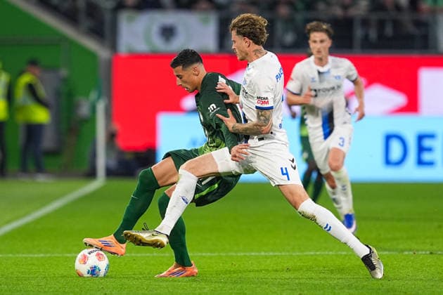 21.05.2026, xydrx, Herren, Fußball, Relegation Hinspiel, 1.Bundesliga, VfL Wolfsburg - SC Paderborn 07, Saison 2025 2026, Volkswagen Arena: Adam Daghim (VfL Wolfsburg, 11) im Zweikampf gegen Calvin Brackelmann (SC Paderborn, 4) DFB regulations prohibit any use of photographs as image sequences and or quasi-video. Copyright: HMBxMedia YannisxDreimann