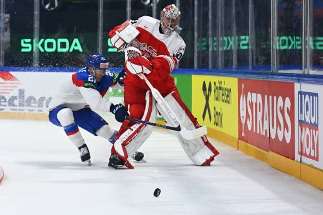 L-R Sebastian Cederle of Slovakia, Mads Sogard, goalie of Denmark in action during the 2026 IIHF World Championship, WM, Weltmeisterschaft Group B, match Slovakia vs Denmark, Fribourg, Switzerland, on May 21, 2026. (CTKxPhoto RadekxPetrasek) CTKPhotoP2026052108812  CTKPhotoP2026052108812