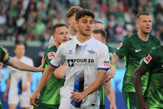 21.05.2026 Fußball Herren 2025 2026 Bundesliga Relegation Hinspiel VfL Wolfsburg - SC Paderborn Volkswagen Arena Wolfsburg Stefano Marino (Paderborn, 30, weiß) bei einem Eckball. Wolfsburg Niedersachen Deutschland