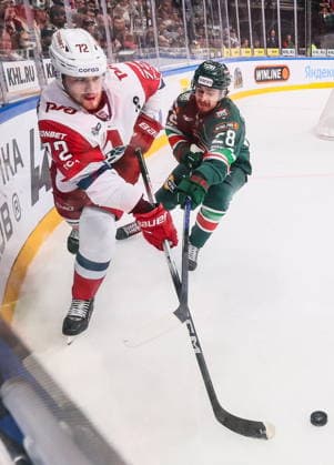 RUSSIA, KAZAN - MAY 21, 2026: Lokomotov Yaroslavl s Maxim Shalunov (L) and Ak Bars Kazan s Stepan Terekhov fight for the puck in Leg 6 of the 2025 26 Kontinental Hockey League Gagarin Cup final playoff tie between Ak Bars Kazan and Lokomotiv Yaroslavl at Tatneft Arena. Sergei Savostyanov TASS  92842948