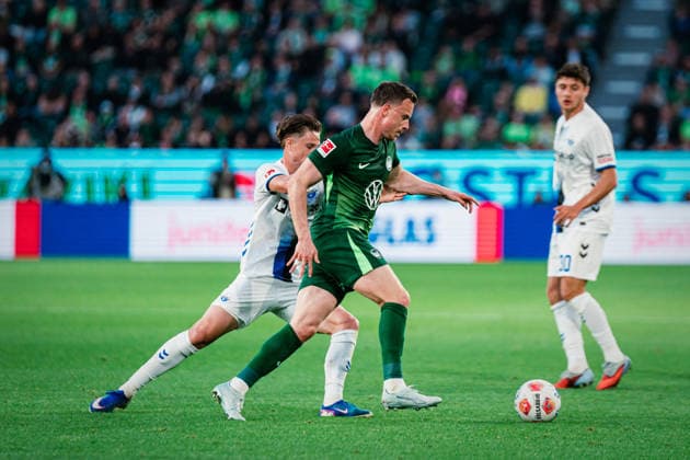 Relegation: VfL Wolfsburg vs. SC Paderborn, 21.05.2026 Jonah Benedict Sticker (SC Paderborn 07, 3) gegen Yannick Gerhardt (VfL Wolfsburg, 31); Fußball, 1. Bundesliga, Relegation, Hinspiel: VfL Wolfsburg vs. SC Paderborn am 21.05.2026 in der Volkswagen Arena, Wolfsburg DFL REGULATIONS PROHIBIT ANY USE OF PHOTOGRAPHS AS IMAGE SEQUENCES AND OR QUASI-VIDEO. Copyright: xBEAUTIFULxSPORTS Tonhäuserx