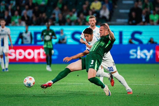 Relegation: VfL Wolfsburg vs. SC Paderborn, 21.05.2026 Stefano Marino (SC Paderborn 07, 30) gegen Denis Vavro (VfL Wolfsburg, 3) im Zweikampf; Fußball, 1. Bundesliga, Relegation, Hinspiel: VfL Wolfsburg vs. SC Paderborn am 21.05.2026 in der Volkswagen Arena, Wolfsburg DFL REGULATIONS PROHIBIT ANY USE OF PHOTOGRAPHS AS IMAGE SEQUENCES AND OR QUASI-VIDEO. Copyright: xBEAUTIFULxSPORTS Tonhäuserx