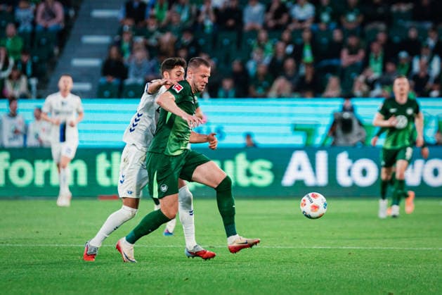 Relegation: VfL Wolfsburg vs. SC Paderborn, 21.05.2026 Stefano Marino (SC Paderborn 07, 30) gegen Denis Vavro (VfL Wolfsburg, 3) im Zweikampf; Fußball, 1. Bundesliga, Relegation, Hinspiel: VfL Wolfsburg vs. SC Paderborn am 21.05.2026 in der Volkswagen Arena, Wolfsburg DFL REGULATIONS PROHIBIT ANY USE OF PHOTOGRAPHS AS IMAGE SEQUENCES AND OR QUASI-VIDEO. Copyright: xBEAUTIFULxSPORTS Tonhäuserx