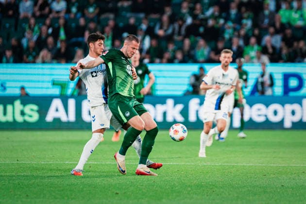 Relegation: VfL Wolfsburg vs. SC Paderborn, 21.05.2026 Stefano Marino (SC Paderborn 07, 30) gegen Denis Vavro (VfL Wolfsburg, 3) im Zweikampf; Fußball, 1. Bundesliga, Relegation, Hinspiel: VfL Wolfsburg vs. SC Paderborn am 21.05.2026 in der Volkswagen Arena, Wolfsburg DFL REGULATIONS PROHIBIT ANY USE OF PHOTOGRAPHS AS IMAGE SEQUENCES AND OR QUASI-VIDEO. Copyright: xBEAUTIFULxSPORTS Tonhäuserx