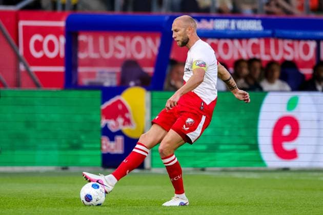 UTRECHT , 21-05-2026 , Stadion Galgenwaard , season 2025 2026 , play-offs for European football , Dutch football Eredivisie , match between Utrecht - Heerenveen , picture shows FC Utrecht player Mike van der Hoorn passes the ball Utrecht - Heerenveen (play off)  x203867957x Copyright: