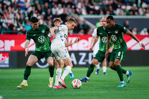 Relegation: VfL Wolfsburg vs. SC Paderborn, 21.05.2026 Filip Bilbija (SC Paderborn 07, 7) gegen Konstantinos Koulierakis (VfL Wolfsburg, 4) im Zweikampf; Fußball, 1. Bundesliga, Relegation, Hinspiel: VfL Wolfsburg vs. SC Paderborn am 21.05.2026 in der Volkswagen Arena, Wolfsburg DFL REGULATIONS PROHIBIT ANY USE OF PHOTOGRAPHS AS IMAGE SEQUENCES AND OR QUASI-VIDEO. Copyright: xBEAUTIFULxSPORTS Tonhäuserx