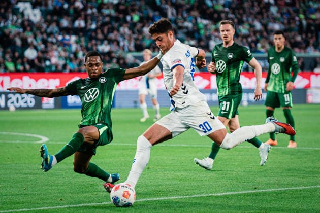 Relegation: VfL Wolfsburg vs. SC Paderborn, 21.05.2026 Stefano Marino (SC Paderborn 07, 30) flankt, SaÃ«l Kumbedi (VfL Wolfsburg, 26) geht dazwischen, Zweikampf; Fußball, 1. Bundesliga, Relegation, Hinspiel: VfL Wolfsburg vs. SC Paderborn am 21.05.2026 in der Volkswagen Arena, Wolfsburg DFL REGULATIONS PROHIBIT ANY USE OF PHOTOGRAPHS AS IMAGE SEQUENCES AND OR QUASI-VIDEO. Copyright: xBEAUTIFULxSPORTS Tonhäuserx