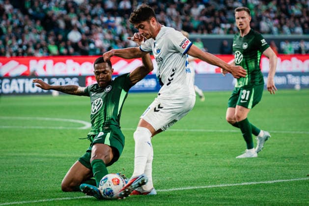 Relegation: VfL Wolfsburg vs. SC Paderborn, 21.05.2026 Stefano Marino (SC Paderborn 07, 30) flankt, SaÃ«l Kumbedi (VfL Wolfsburg, 26) geht dazwischen, Zweikampf; Fußball, 1. Bundesliga, Relegation, Hinspiel: VfL Wolfsburg vs. SC Paderborn am 21.05.2026 in der Volkswagen Arena, Wolfsburg DFL REGULATIONS PROHIBIT ANY USE OF PHOTOGRAPHS AS IMAGE SEQUENCES AND OR QUASI-VIDEO. Copyright: xBEAUTIFULxSPORTS Tonhäuserx