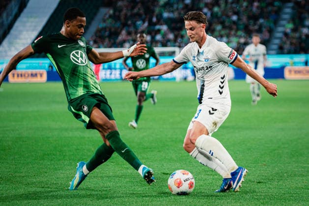 Relegation: VfL Wolfsburg vs. SC Paderborn, 21.05.2026 SaÃ«l Kumbedi (VfL Wolfsburg, 26) gegen Jonah Benedict Sticker (SC Paderborn 07, 3) im Zweikampf; Fußball, 1. Bundesliga, Relegation, Hinspiel: VfL Wolfsburg vs. SC Paderborn am 21.05.2026 in der Volkswagen Arena, Wolfsburg DFL REGULATIONS PROHIBIT ANY USE OF PHOTOGRAPHS AS IMAGE SEQUENCES AND OR QUASI-VIDEO. Copyright: xBEAUTIFULxSPORTS Tonhäuserx