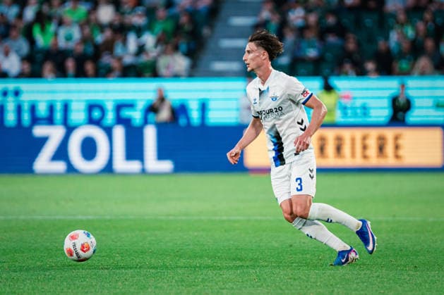 Relegation: VfL Wolfsburg vs. SC Paderborn, 21.05.2026 Jonah Benedict Sticker (SC Paderborn 07, 3) am Ball; Fußball, 1. Bundesliga, Relegation, Hinspiel: VfL Wolfsburg vs. SC Paderborn am 21.05.2026 in der Volkswagen Arena, Wolfsburg DFL REGULATIONS PROHIBIT ANY USE OF PHOTOGRAPHS AS IMAGE SEQUENCES AND OR QUASI-VIDEO. Copyright: xBEAUTIFULxSPORTS Tonhäuserx