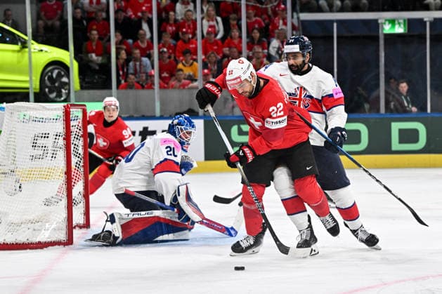 ZURICH, SWITZERLAND - MAY 21: Nino Niederreiter of Switzerland tries to score against goalkeeper Mat Robson of Great Britain during the 2026 IIHF Ice hockey, Eishockey World Championship, WM, Weltmeisterschaft Switzerland game between Switzerland and Great Britain at Swiss Life Arena on May 21, 2026 in Zurich, Zurich. Zurich Swiss Life Arena Zurich Switzerland Copyright: xJustPictures.ch AndreaxBrancax jp-en-EuSpIm-JP7_ANB_Sui_GB_21052026_1120
