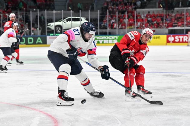 ZURICH, SWITZERLAND - MAY 21: Theo Rochette of Switzerland and Cole Shudra of Great Britain in a battle for the puck during the 2026 IIHF Ice hockey, Eishockey World Championship, WM, Weltmeisterschaft Switzerland game between Switzerland and Great Britain at Swiss Life Arena on May 21, 2026 in Zurich, Zurich. Zurich Swiss Life Arena Zurich Switzerland Copyright: xJustPictures.ch AndreaxBrancax jp-en-EuSpIm-JP7_ANB_Sui_GB_21052026_1173