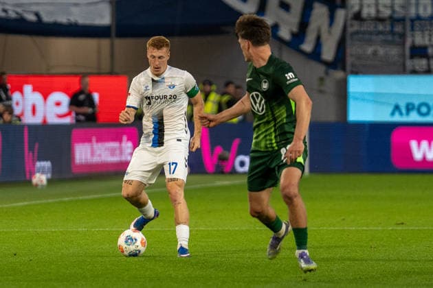 Deutschland: Fussball, Relegation 2026, Hinspiel, VfL Wolfsburg - SC Paderborn am 21.05. in Wolfsburg, Volkswagen Arena: Laurin Curda (SC Paderborn 17) am Ball Copyright: xSvenxHeidmannx
