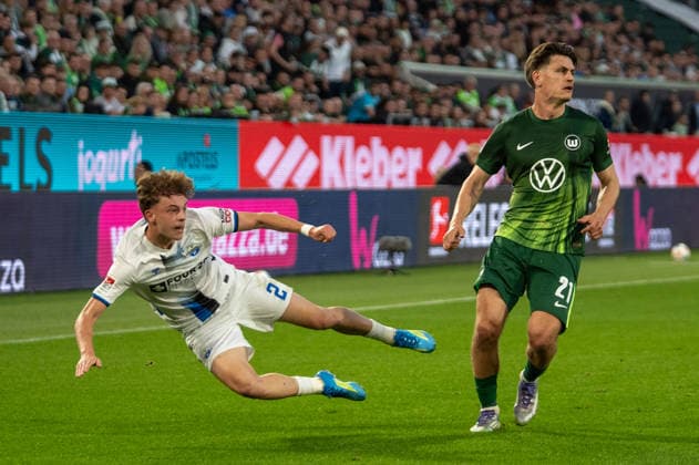 Deutschland: Fussball, Relegation 2026, Hinspiel, VfL Wolfsburg - SC Paderborn am 21.05. in Wolfsburg, Volkswagen Arena: Ruben Müller (SC Paderborn 2) Joakim Maehle (VfL Wolfsburg 21) Copyright: xSvenxHeidmannx