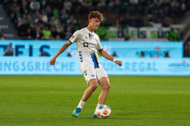 Deutschland: Fussball, Relegation 2026, Hinspiel, VfL Wolfsburg - SC Paderborn am 21.05. in Wolfsburg, Volkswagen Arena: Ruben Müller (SC Paderborn 2) am Ball Copyright: xSvenxHeidmannx