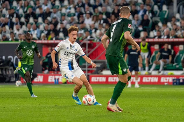 Deutschland: Fussball, Relegation 2026, Hinspiel, VfL Wolfsburg - SC Paderborn am 21.05. in Wolfsburg, Volkswagen Arena: Ruben Müller (SC Paderborn 2) am Ball Copyright: xSvenxHeidmannx