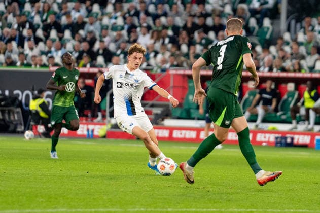 Deutschland: Fussball, Relegation 2026, Hinspiel, VfL Wolfsburg - SC Paderborn am 21.05. in Wolfsburg, Volkswagen Arena: Ruben Müller (SC Paderborn 2) am Ball Copyright: xSvenxHeidmannx