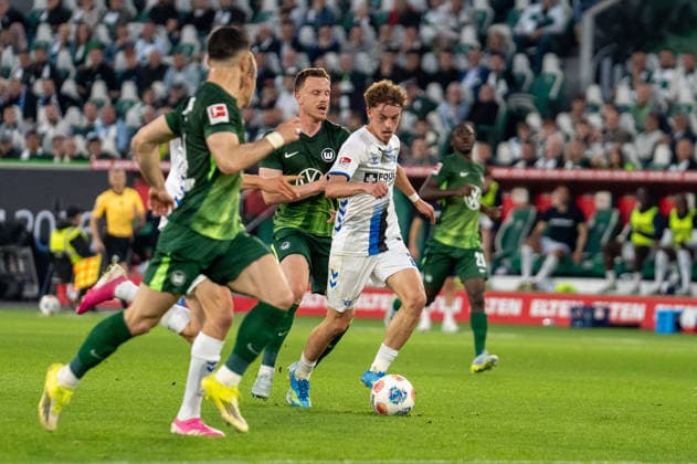 Deutschland: Fussball, Relegation 2026, Hinspiel, VfL Wolfsburg - SC Paderborn am 21.05. in Wolfsburg, Volkswagen Arena: Ruben Müller (SC Paderborn 2) am Ball Copyright: xSvenxHeidmannx