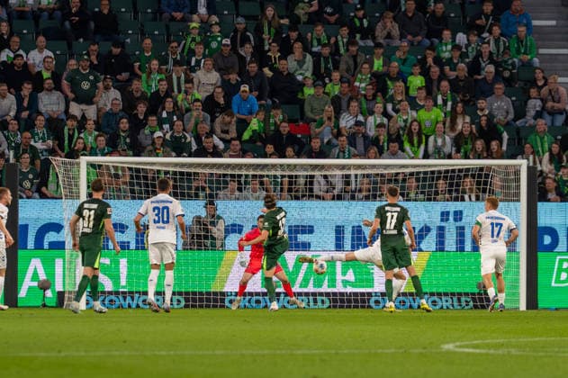 Deutschland: Fussball, Relegation 2026, Hinspiel, VfL Wolfsburg - SC Paderborn am 21.05. in Wolfsburg, Volkswagen Arena: Chance Mattias Svanberg (VfL Wolfsburg 32) Copyright: xSvenxHeidmannx