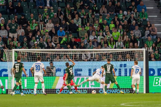 Deutschland: Fussball, Relegation 2026, Hinspiel, VfL Wolfsburg - SC Paderborn am 21.05. in Wolfsburg, Volkswagen Arena: Chance Mattias Svanberg (VfL Wolfsburg 32) Copyright: xSvenxHeidmannx