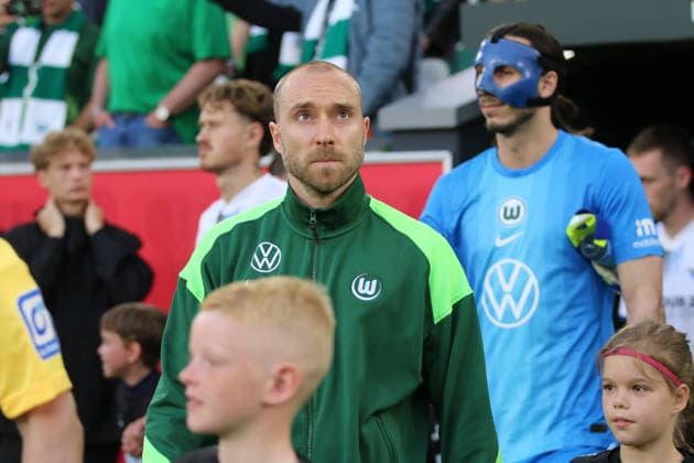 21.05.2026 Fußball Herren 2025 2026 Bundesliga Relegation Hinspiel VfL Wolfsburg - SC Paderborn Volkswagen Arena Wolfsburg Christian Eriksen (Wolfsburg, 24, grün) schaut beim Einlaufen in Richtung Fankurve. Wolfsburg Niedersachen Deutschland