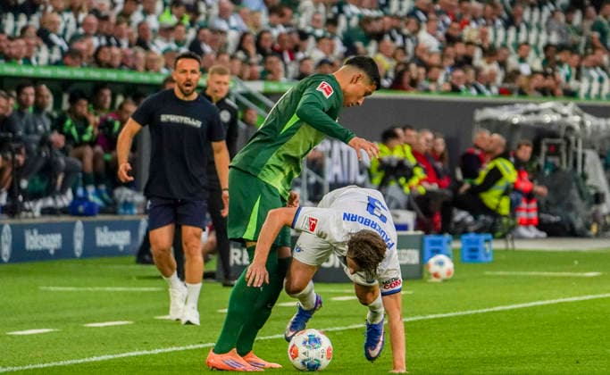 Deutschland: Relegation Bundesliga 2025 2026, Spiele Do, 21.05.2026 - VfL Wolfsburg vs SC Paderborn 07 - Volkswagen Arena (Wolfsburg): Adam Daghim (VfL Wolfsburg, 11) Jonah Sticker (SC Paderborn 07, 3) Wolfsburg Copyright: xAymanxAlahmedx