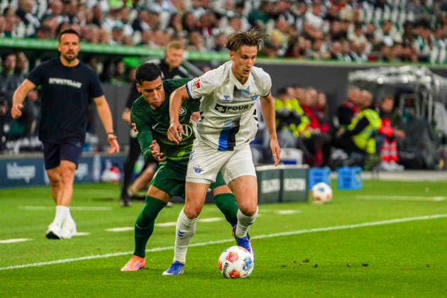 Deutschland: Relegation Bundesliga 2025 2026, Spiele Do, 21.05.2026 - VfL Wolfsburg vs SC Paderborn 07 - Volkswagen Arena (Wolfsburg): Adam Daghim (VfL Wolfsburg, 11) Jonah Sticker (SC Paderborn 07, 3) Wolfsburg Copyright: xAymanxAlahmedx