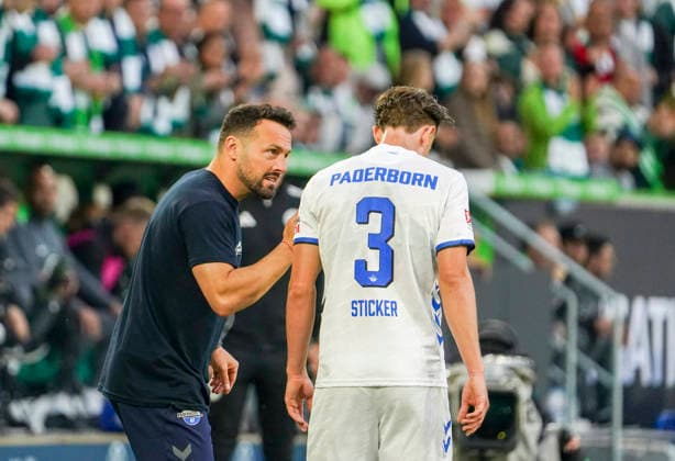 Deutschland: Relegation Bundesliga 2025 2026, Spiele Do, 21.05.2026 - VfL Wolfsburg vs SC Paderborn 07 - Volkswagen Arena (Wolfsburg): Ralf Kettemann (Trainer SC Paderborn 07) Jonah Sticker (SC Paderborn 07, 3) Wolfsburg Copyright: xAymanxAlahmedx
