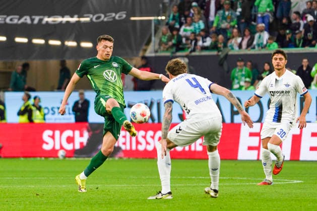 Deutschland: Relegation Bundesliga 2025 2026, Spiele Do, 21.05.2026 - VfL Wolfsburg vs SC Paderborn 07 - Volkswagen Arena (Wolfsburg): Calvin Brackelmann (SC Paderborn 07, 4) Dzenan Pejcinovic (VfL Wolfsburg, 17) Wolfsburg Copyright: xAymanxAlahmedx