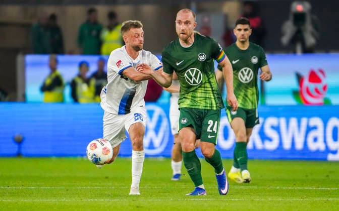 Deutschland: Relegation Bundesliga 2025 2026, Spiele Do, 21.05.2026 - VfL Wolfsburg vs SC Paderborn 07 - Volkswagen Arena (Wolfsburg): am Ball Christian Eriksen (VfL Wolfsburg, 24) Sebastian Klaas (SC Paderborn 07, 26) Wolfsburg Copyright: xAymanxAlahmedx