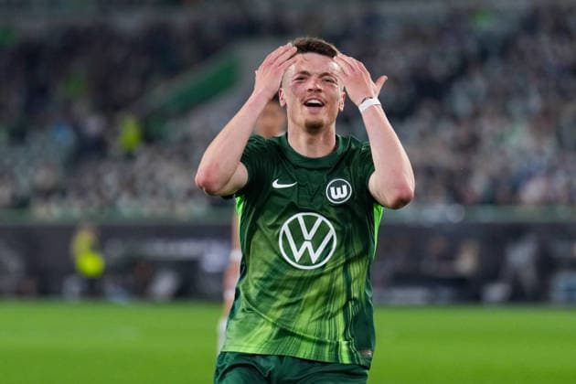 21.05.2026, xydrx, Herren, Fußball, Relegation Hinspiel, 1.Bundesliga, VfL Wolfsburg - SC Paderborn 07, Saison 2025 2026, Volkswagen Arena: Dzenan Pejcinovic (VfL Wolfsburg, 17) ärgert sich, regt sich auf DFB regulations prohibit any use of photographs as image sequences and or quasi-video. Copyright: HMBxMedia YannisxDreimann