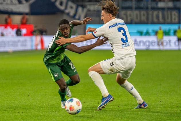 Deutschland: Fussball, Relegation 2026, Hinspiel, VfL Wolfsburg - SC Paderborn am 21.05. in Wolfsburg, Volkswagen Arena: Sael Kumbedi (VfL Wolfsburg 26) Jonah Sticker (SC Paderborn 3) Zweikampf Copyright: xSvenxHeidmannx