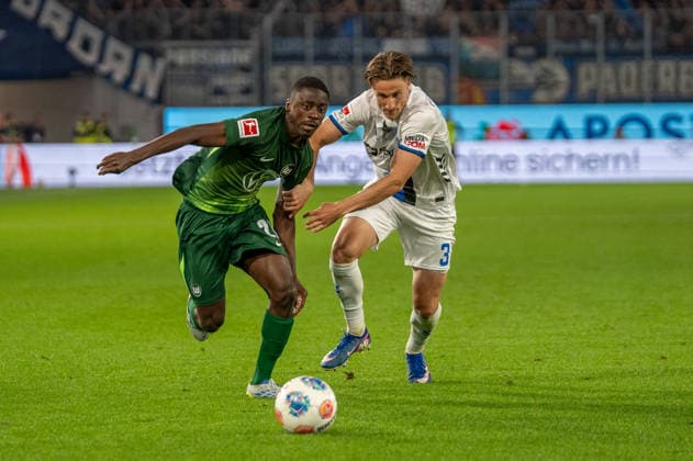 Deutschland: Fussball, Relegation 2026, Hinspiel, VfL Wolfsburg - SC Paderborn am 21.05. in Wolfsburg, Volkswagen Arena: Sael Kumbedi (VfL Wolfsburg 26) Jonah Sticker (SC Paderborn 3) Zweikampf Copyright: xSvenxHeidmannx