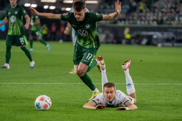 Deutschland: Fussball, Relegation 2026, Hinspiel, VfL Wolfsburg - SC Paderborn am 21.05. in Wolfsburg, Volkswagen Arena: Dzenan Pejcinovic (VfL Wolfsburg 17) Filip Bilbija (SC Paderborn 7) Copyright: xSvenxHeidmannx