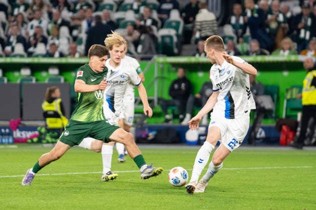 Deutschland: Fussball, Relegation 2026, Hinspiel, VfL Wolfsburg - SC Paderborn am 21.05. in Wolfsburg, Volkswagen Arena: Joakim Maehle (VfL Wolfsburg 21) Tjark Scheller (SC Paderborn 25) Copyright: xSvenxHeidmannx