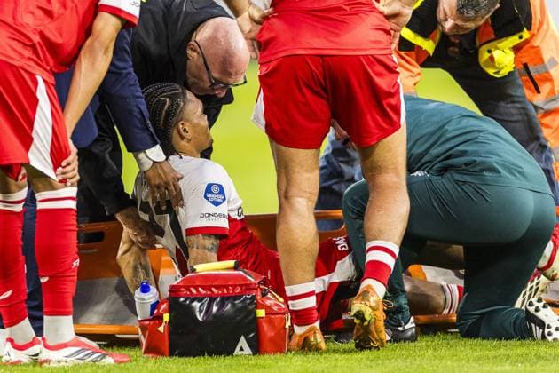 UTRECHT , 21-05-2026 , Stadion Galgenwaard , season 2025 2026 , play-offs for European football , Dutch football Eredivisie , match between Utrecht - Heerenveen , picture showsUtrecht player Alonzo Engwanda leaves pitch with injury Utrecht - Heerenveen (play off)  x203868426x Copyright:
