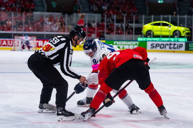 ZURICH, SWITZERLAND - MAY 21: Cade Neilson (Great Britain, 94) in the battle for the puck with ThÃ o Rochette (Switzerland, 93) started by Mitchell Gibbs (Linesperson) during the Preliminary Round - Group A Match 31 between Switzerland and Great Britain at the IIHF Ice hockey, Eishockey World Championship, WM, Weltmeisterschaft 2026, Swiss Life Arena on May 21, 2026 in Zurich, Switzerland. Zurich Switzerland Copyright: xTimoxSteinx