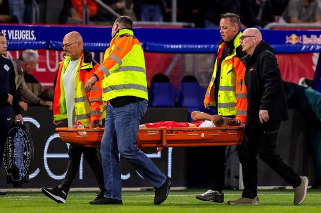 UTRECHT , 21-05-2026 , Stadion Galgenwaard , season 2025 2026 , play-offs for European football , Dutch football Eredivisie , match between Utrecht - Heerenveen , picture shows FC Utrecht player Alonzo Engwanda is stretchered off Utrecht - Heerenveen (play off)  x203868462x Copyright: