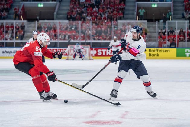 21 05 2026, Zurich, Swiss Life Arena, Ice hockey, Eishockey World Championships: Switzerland - Great Britain, 9 Brett Perlini (Great Britain), 54 Christian Marti (Switzerland) Zurich Swiss Life Arena Zurich Switzerland Copyright: xJustPictures.ch StefanxEmchx jp-de-StEm-DSC0118820260521