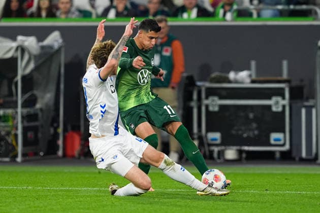 21.05.2026, xydrx, Herren, Fußball, Relegation Hinspiel, 1.Bundesliga, VfL Wolfsburg - SC Paderborn 07, Saison 2025 2026, Volkswagen Arena: Calvin Brackelmann (SC Paderborn, 4) im Zweikampf gegen Adam Daghim (VfL Wolfsburg, 11) DFB regulations prohibit any use of photographs as image sequences and or quasi-video. Copyright: HMBxMedia YannisxDreimann