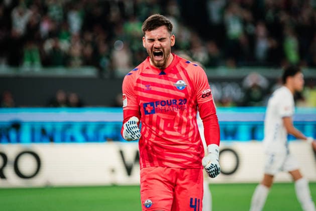 Relegation: VfL Wolfsburg vs. SC Paderborn, 21.05.2026 Dennis Seimen (SC Paderborn 07, 41) jubelt nach gehaltenen Schuss; Fußball, 1. Bundesliga, Relegation, Hinspiel: VfL Wolfsburg vs. SC Paderborn am 21.05.2026 in der Volkswagen Arena, Wolfsburg DFL REGULATIONS PROHIBIT ANY USE OF PHOTOGRAPHS AS IMAGE SEQUENCES AND OR QUASI-VIDEO. Copyright: xBEAUTIFULxSPORTS Tonhäuserx