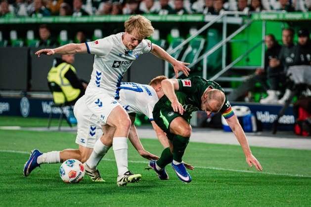 Relegation: VfL Wolfsburg vs. SC Paderborn, 21.05.2026 Mattes Hansen (SC Paderborn 07, 22) gegen Christian Dannemann Eriksen (VfL Wolfsburg, 24) im Zweikampf; Fußball, 1. Bundesliga, Relegation, Hinspiel: VfL Wolfsburg vs. SC Paderborn am 21.05.2026 in der Volkswagen Arena, Wolfsburg DFL REGULATIONS PROHIBIT ANY USE OF PHOTOGRAPHS AS IMAGE SEQUENCES AND OR QUASI-VIDEO. Copyright: xBEAUTIFULxSPORTS Tonhäuserx